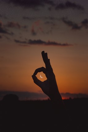 OK手势黄昏图片